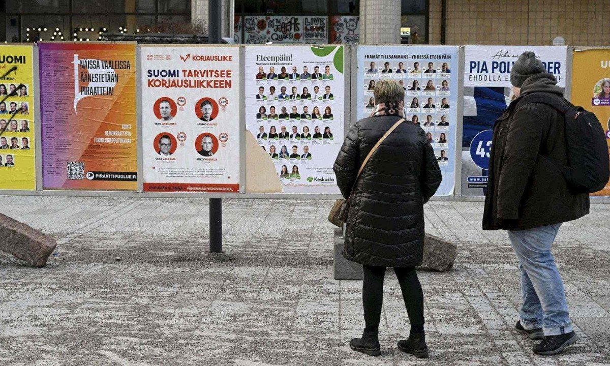 Pôsteres com as fotos e nomes dos candidatos nas eleições para o parlamento finlandês, em 2023