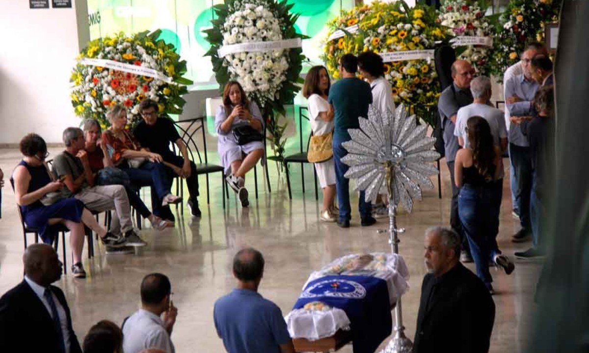 Velório do cantor e compositor Lô Borges foi realizado no Palácio das Artes, em Belo Horizonte, e contou com bandeira do Cruzeiro sobre o caixão -  (crédito: Jair Amaral/EM/D.A Press)