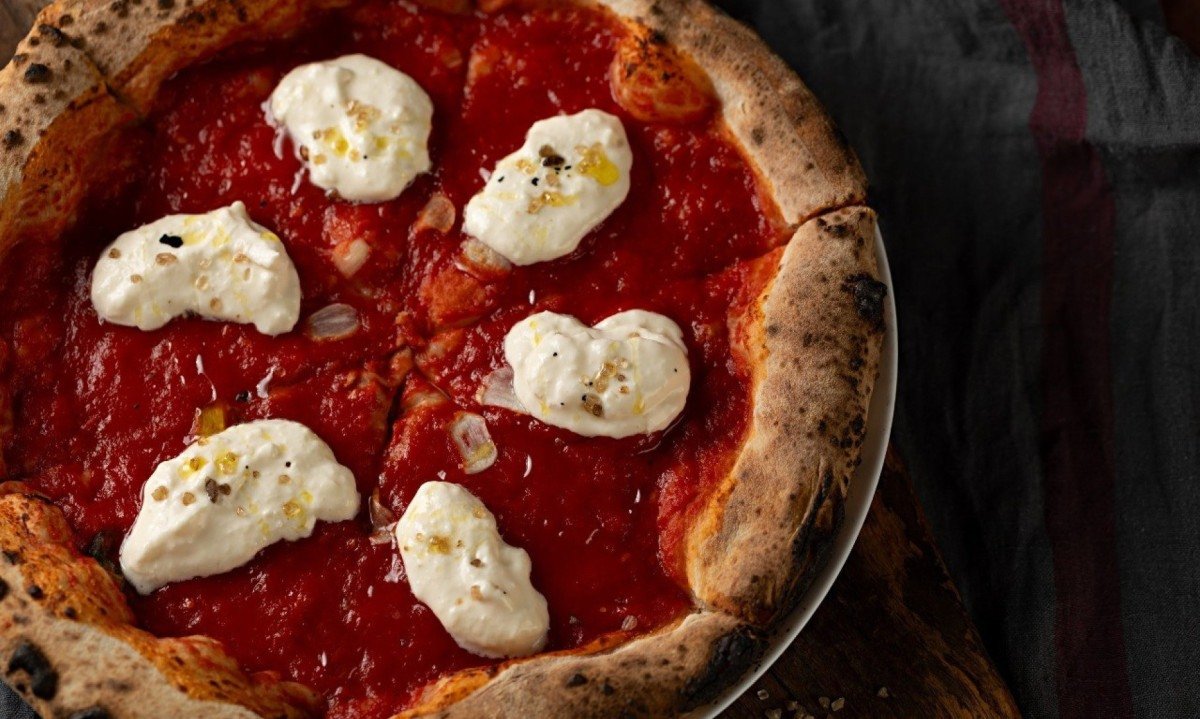 Collana Perle: molho de tomate, lâminas de alho, stracciatella, sal defumado