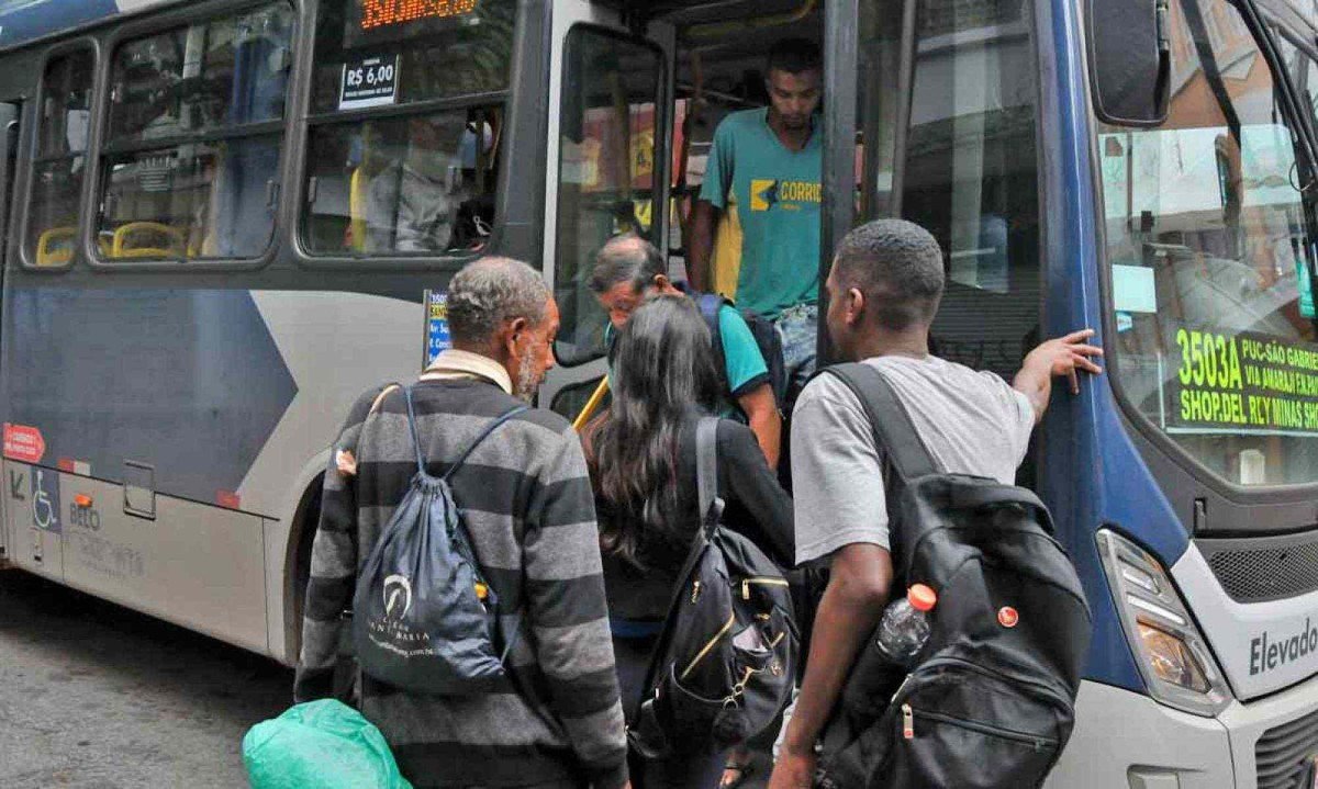 Além de prestar atenção no trânsito e nos pontos de ônibus, motoristas recebem pagamento em dinheiro, dão o troco e liberam a catraca
 -  (crédito: Gladyston Rodrigues/EM/DA. Press)
