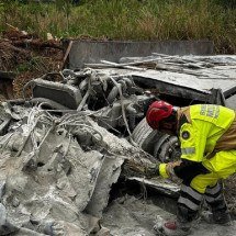 Caminhão carregado com cal e cimento tomba e mata motorista  - CBMMG/Divulga&ccedil;&atilde;o
