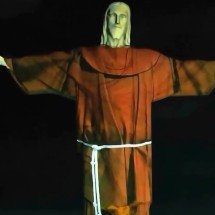 Pra quem não viu: efeito especial faz Cristo Redentor abraçar cachorro caramelo - Reprodução/Internet