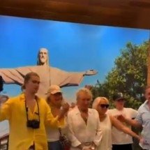 Rod Stewart passa férias no Rio, curte o Corcovado e posa com chef de restaurante - Reprodução de video Facebook Trem do Corcovado