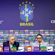 O italiano Carlo Ancelotti, técnico da Seleção Brasileira, e o diretor de Seleções da CBF, Rodrigo Caetano, anunciam a convocação para amistosos contra Senegal e Tunísia -  (crédito: Rafael Ribeiro/CBF)
