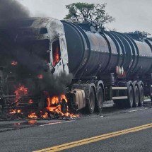 Atentado na BR-262: caminhão-tanque carregado de biodiesel é incendiado - PRF/Divulgação
