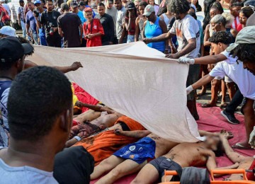 Pessoas cobrem corpos enfileirados na Praça São Lucas, na favela Vila Cruzeiro, no complexo da Penha, no Rio de Janeiro, Brasil, em 29 de outubro de 2025, após a Operação Contenção - (crédito: PABLO PORCIUNCULA / AFP) Pessoas cobrem corpos enfileirados na Praça São Lucas, na favela Vila Cruzeiro, no complexo da Penha, no Rio de Janeiro, Brasil, em 29 de outubro de 2025, após a Operação Contenção - (crédito: PABLO PORCIUNCULA / AFP)