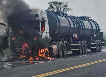 A principal suspeita é que alvo do atentado poderia ser a transportadora responsável pelo serviço, possivelmente uma disputa entre empresas do setor  -  (crédito: PRF/Divulgação)