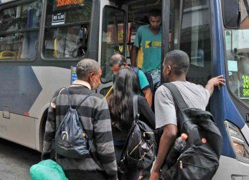 Além de prestar atenção no trânsito e nos pontos de ônibus, motoristas recebem pagamento em dinheiro, dão o troco e liberam a catraca
 -  (crédito: Gladyston Rodrigues/EM/DA. Press)
