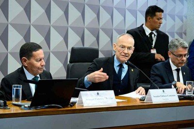 Os senadores Hamilton Mourão, Fabiano Comparato e Alessandro Vieira comandam a CPI do Crime Organizado

 -  (crédito: ANDRESSA ANHOLETE/AGÊNCIA SENADO)