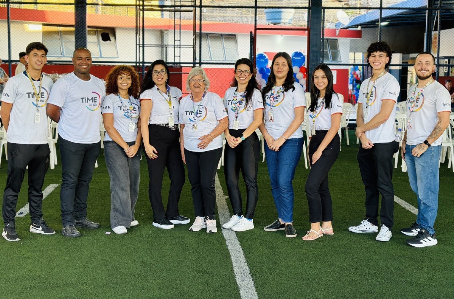 Equipe unida em torno de um objetivo em comum: acolhimento e criatividade para ensinar ingl&ecirc;s