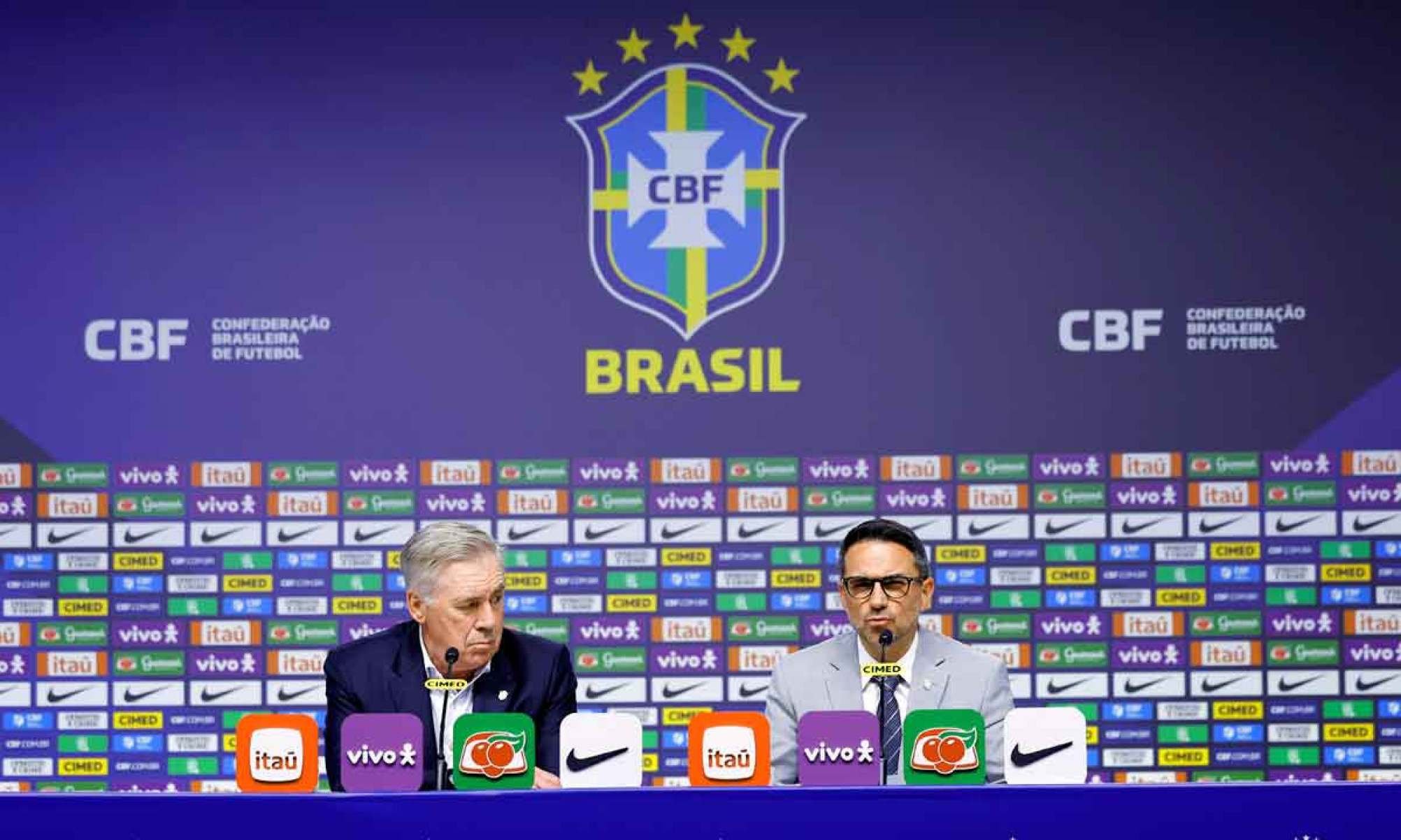 O italiano Carlo Ancelotti, técnico da Seleção Brasileira, e o diretor de Seleções da CBF, Rodrigo Caetano, anunciam a convocação para amistosos contra Senegal e Tunísia -  (crédito: Rafael Ribeiro/CBF)