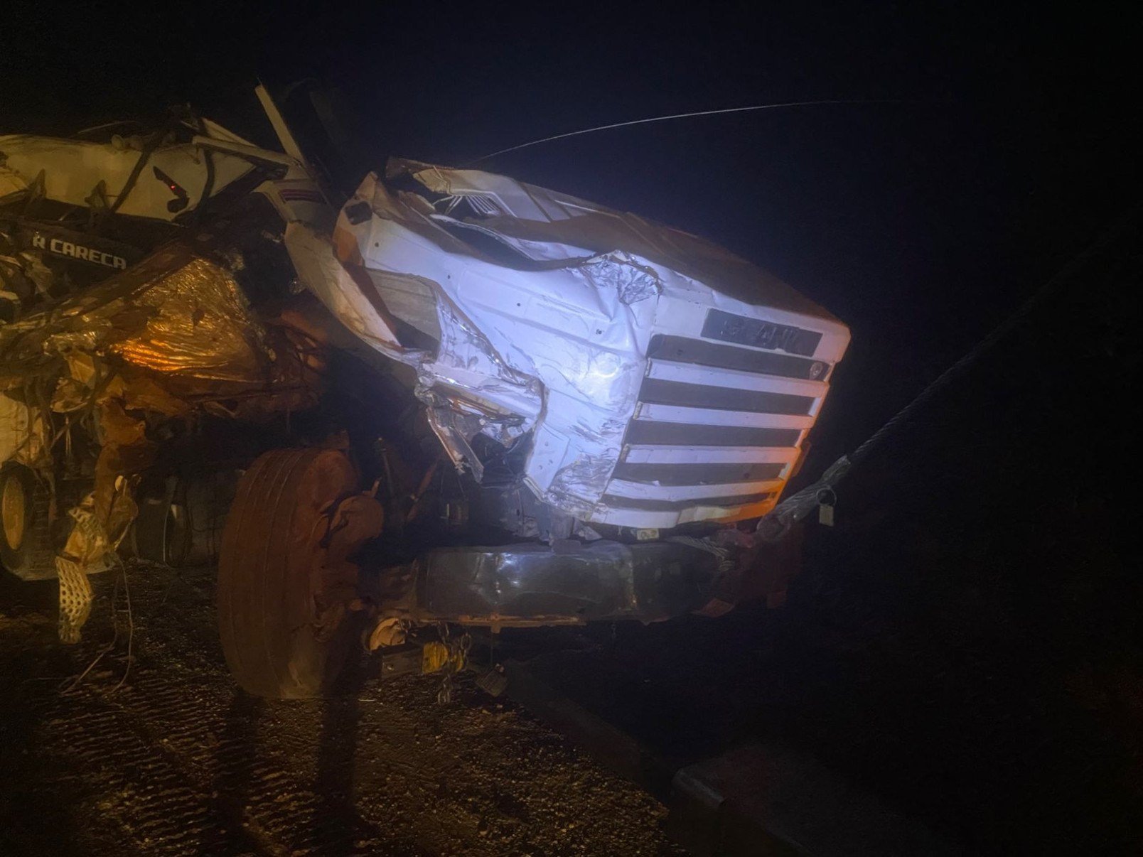 Engavetamento entre tr&ecirc;s carretas deixa um ferido na BR-262, em Luz (MG)