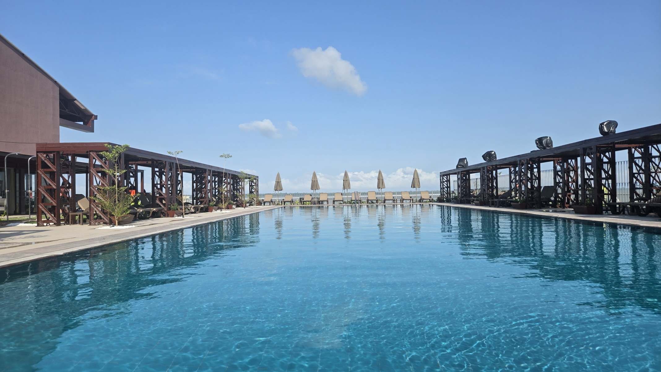 Vista da piscina bem em frente ao Rio Guamá do Vila Galé Collection Amazônia  
-Carlos Altman/EM