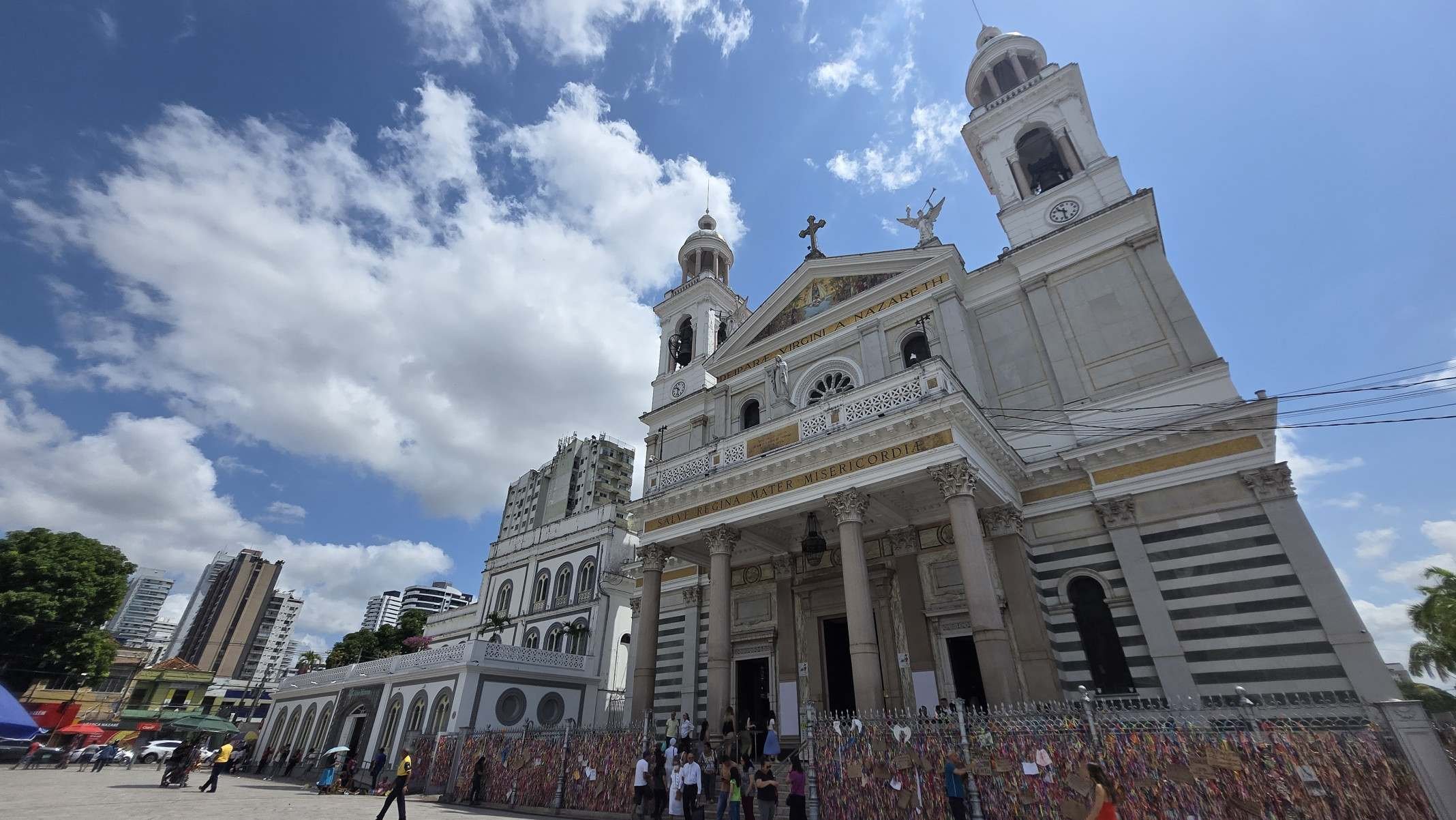 Devoção e fé aproxima cristãos na Basílica de Nossa Senhora de Nazaré-Carlos Altman/EM