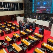 Votação na Assembleia tem troca de xingamentos e empurrões entre deputados - Sílvia Pires/EM/D.A.Press