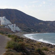 Hotel construído há duas décadas e nunca inaugurado vai ser demolido na Espanha - Flickr - Untipografico