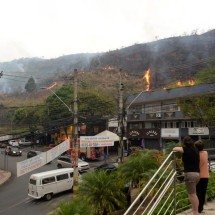 Incêndio atinge vegetação entre os bairros Belvedere e Sion - T&uacute;lio Santos/EM/D.A.Press