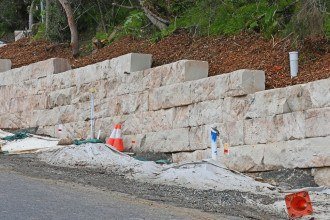 Muros de arrimo e drenagem: como proteger sua casa da chuva
