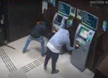 Ladrões invadiram duas agências bancárias e estouram caixas eletrônicos -  (crédito: Redes sociais)