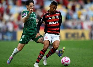 Khellven, do Palmeiras, e Samuel Lino, do Flamengo, durante partida entre as duas equipes que lideram o Campeonato Brasileiro, no Allianz Parque -  (crédito: Mauro PIMENTEL / AFP)