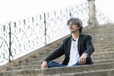 Pedro Luís diz que estudou violão aplicadamente para subir ao palco na turnê solo que chega ao Cine Theatro Brasil nesta quinta-feira (6/11) à noite 
 -  (crédito: Lucas Lima/divulgação)