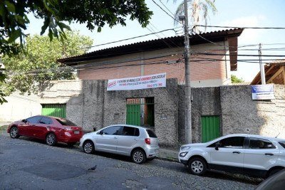 Faixa na porta de escola estadual em Sabará critica Projeto Somar -  (crédito: Tiago Ciccarini/ALMG)