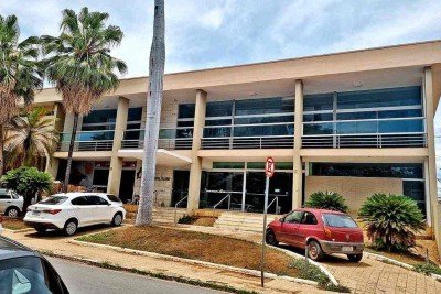 Fachada do Automóvel Clube de Montes Claros: entrada do imóvel vem servindo de estacionamento improvisado -  (crédito: Luiz Ribeiro/EM/DA Press)