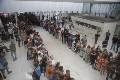 Velório de Lô Borges realizado na última terça-feira (4/11), no Palácio das Artes, reuniu cerca de 3 mil pessoas  -  (crédito: Alexandre Guzanshe/EM/D.A Press)