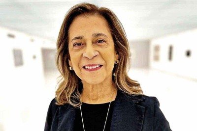 Tânia Mara Silva Meireles autógrafa livro sobre o Studio Anna Pavlova na Livraria do Belas
 -  (crédito: GUTO MUNIZ/DIVULGAÇÃO)