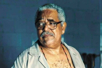 O ator mineiro Carlos Francisco interpreta o projecionista Alexandre, sogro do protagonista Marcelo, vivido por Wagner Moura -  (crédito: vitrine filmes/divulgação)