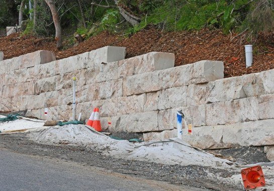Muros de arrimo e drenagem: como proteger sua casa da chuva