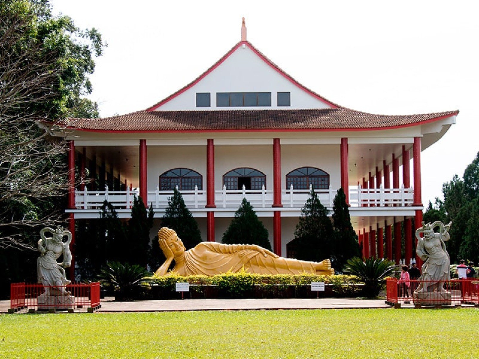 Templo Budista Chen Tien atrai turistas em Foz do Iguaçu - DINO