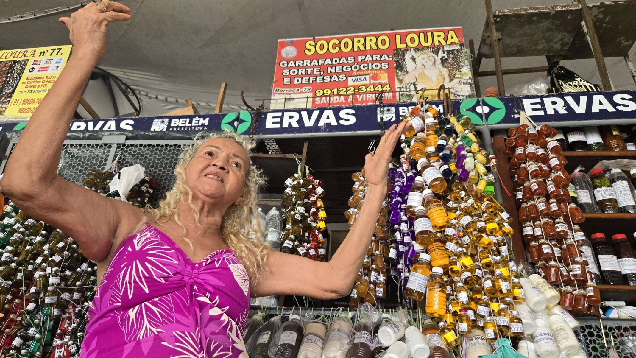 ocorro Loura é personagem conhecida no Mercado Ver-o_peso com seus vidrinhos com poções mágicas
-Carlos Altman/EM