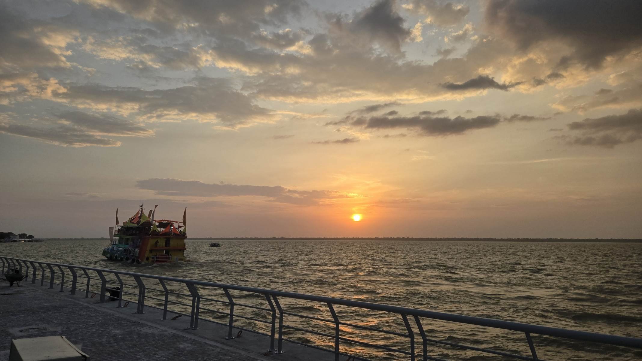  Passeio de barco ao pôr do Sol é uma imersão à cultura de Belém com direito à dança carimbó.
-Carlos Altman/EM