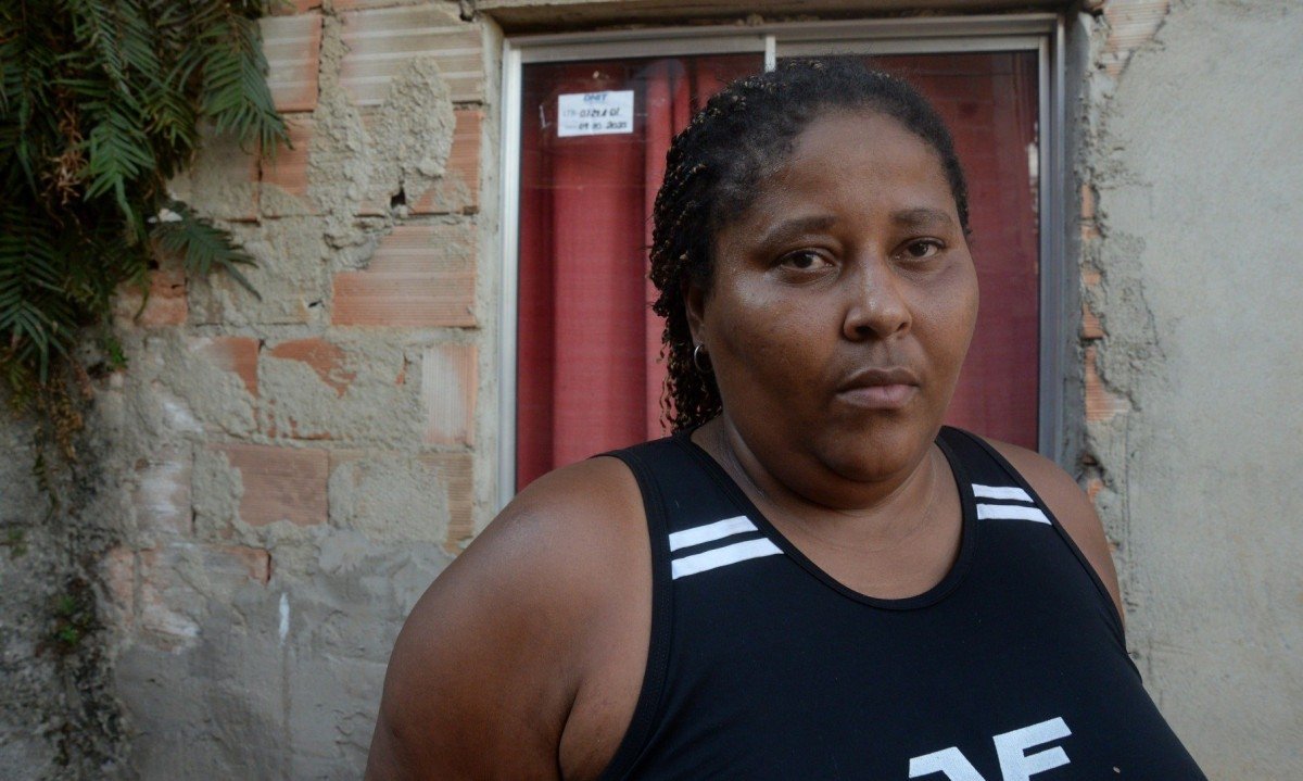 H&aacute; quatro anos na Vila da Luz, Carla Jana&iacute;na de Paulo, 42, sonha com um novo lar longe da rodovia. 