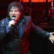 Milei cai em fake news e comemora convite falso para cantar com AC/DC - LUIS ROBAYO/AFP
