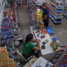 Vídeo: homem furta remédios e os esconde na cueca em farmácias de BH - Redes Sociais/Reprodução