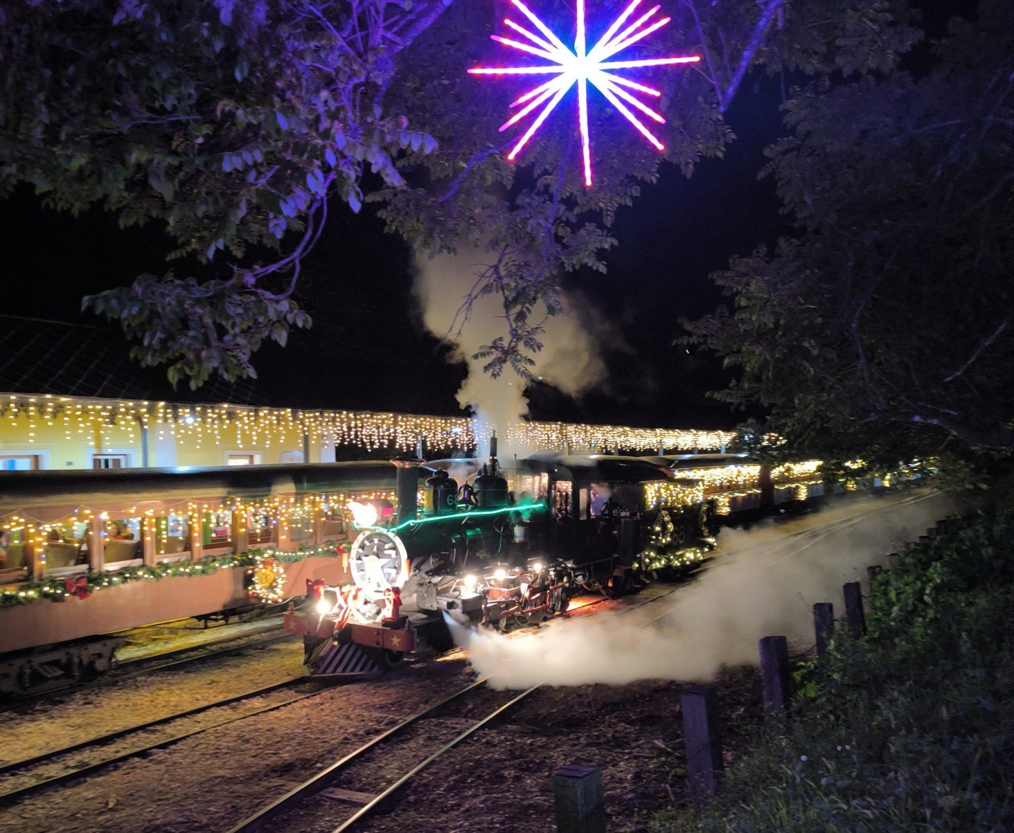 Tiradentes vive magia do Natal com Papai Noel e Maria Fumaça - DINO