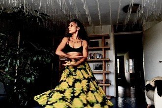 Espetáculo gratuito transforma memórias de família em dança e reflexão