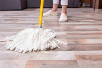 Passar pano todo dia tem deixado manchas no meu piso, saiba como solucionar isso