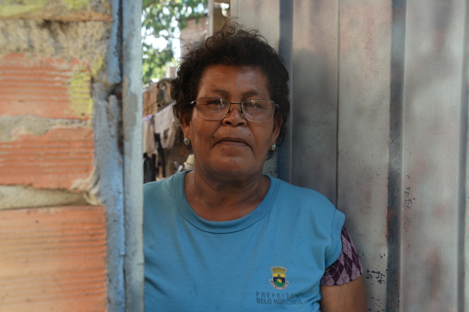 Moradora h&aacute; mais de duas d&eacute;cadas, Elizete dos Santos, 60, j&aacute; viu acidentes fatais na porta de casa e espera h&aacute; anos pelo reassentamento