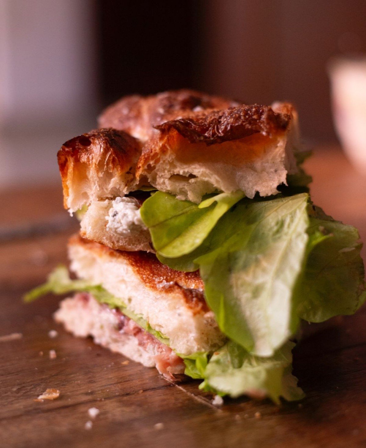 A Mo&ccedil;a do P&atilde;o: a focaccia se transforma em sandu&iacute;che com alface, gorgonzola e parma