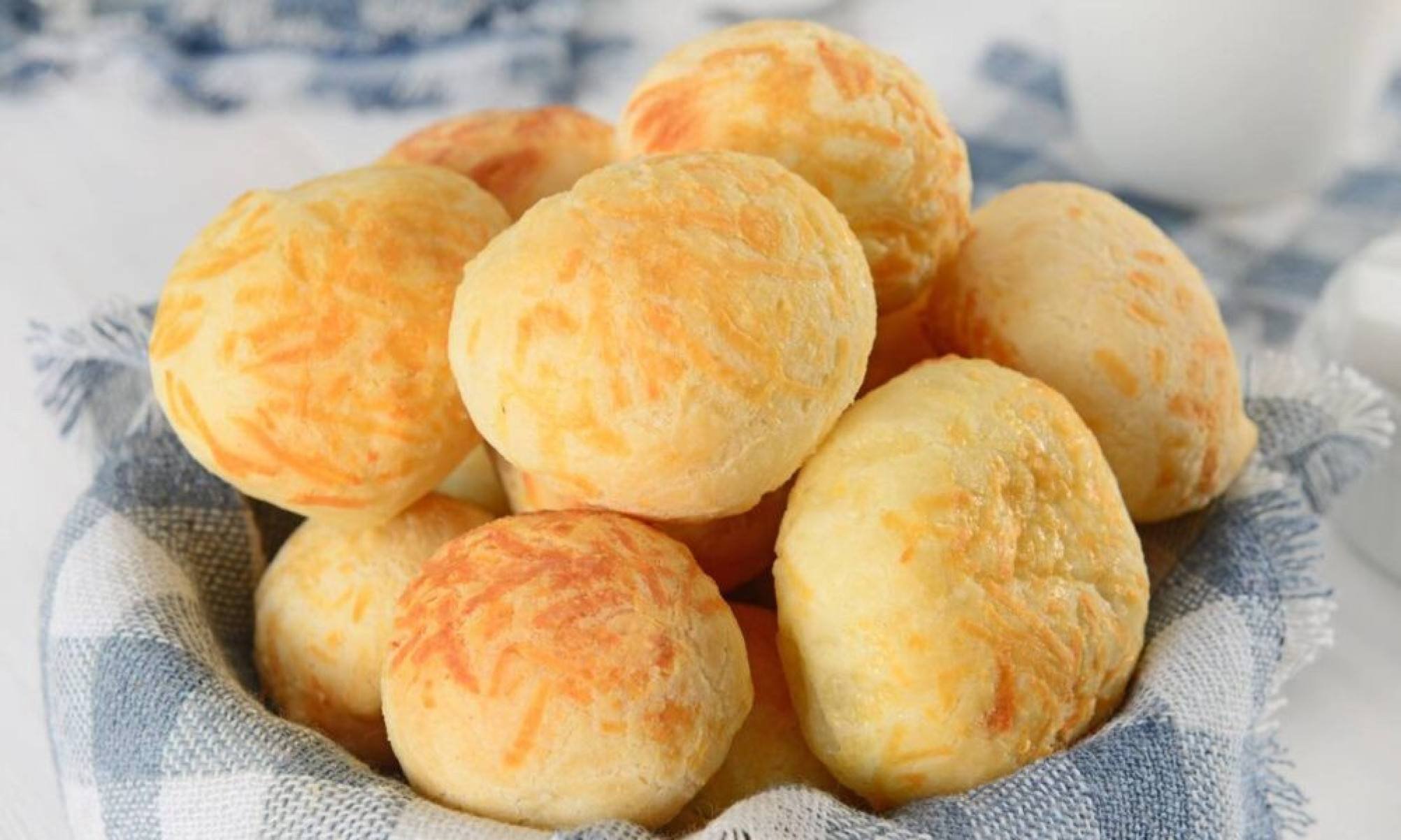 O pão de queijo mineiro tradicional que derrete na boca e perfuma a cozinha - Tupi