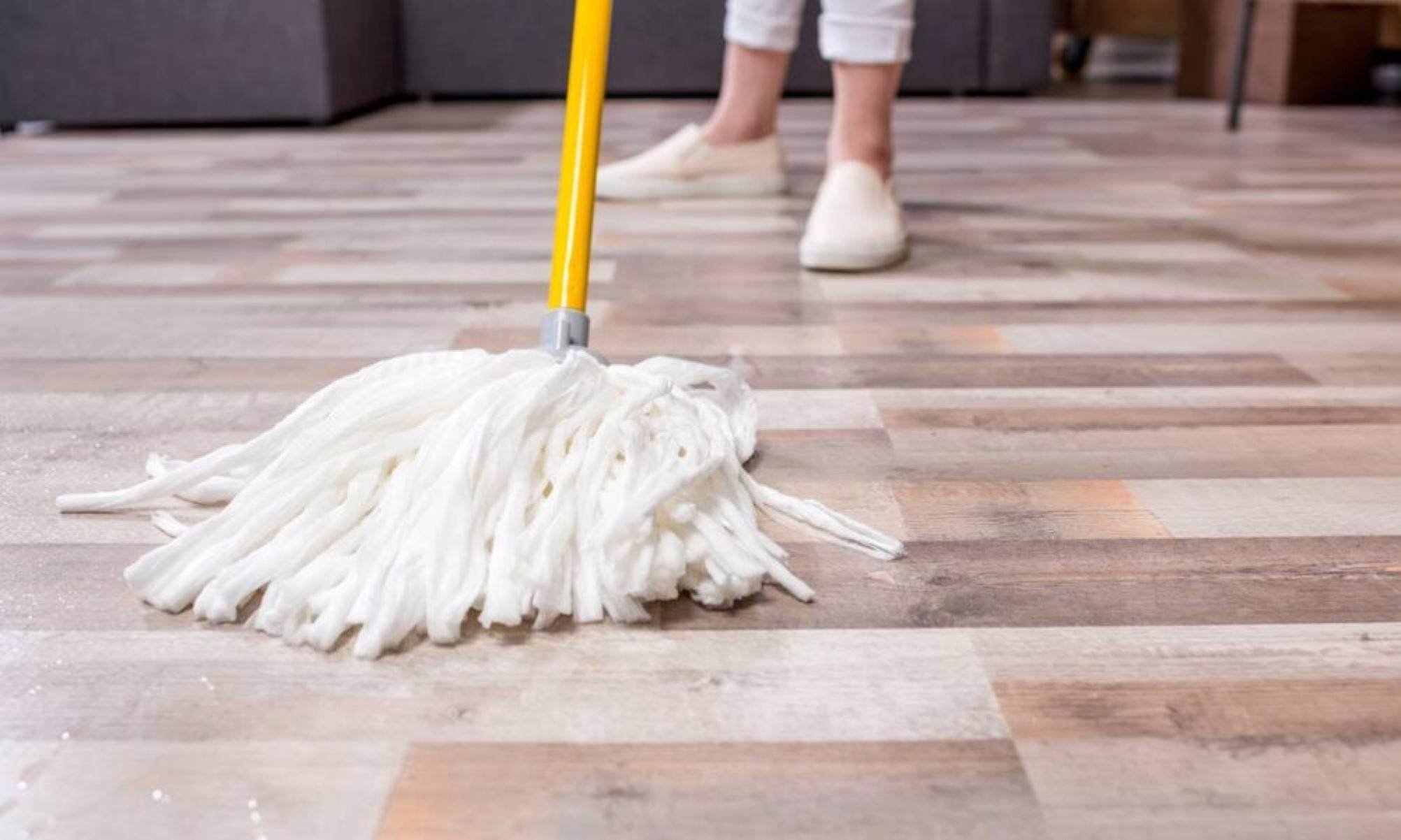 Passar pano todo dia tem deixado manchas no meu piso, saiba como solucionar isso - Tupi