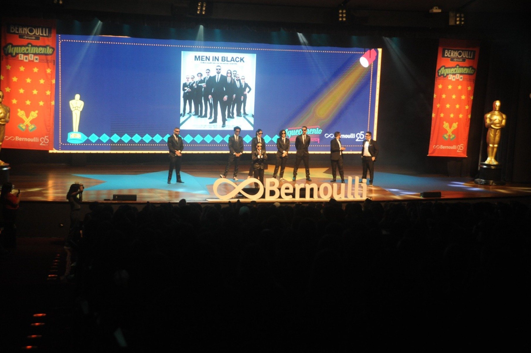 Os professores fantasiados de MIB Homens de Preto 