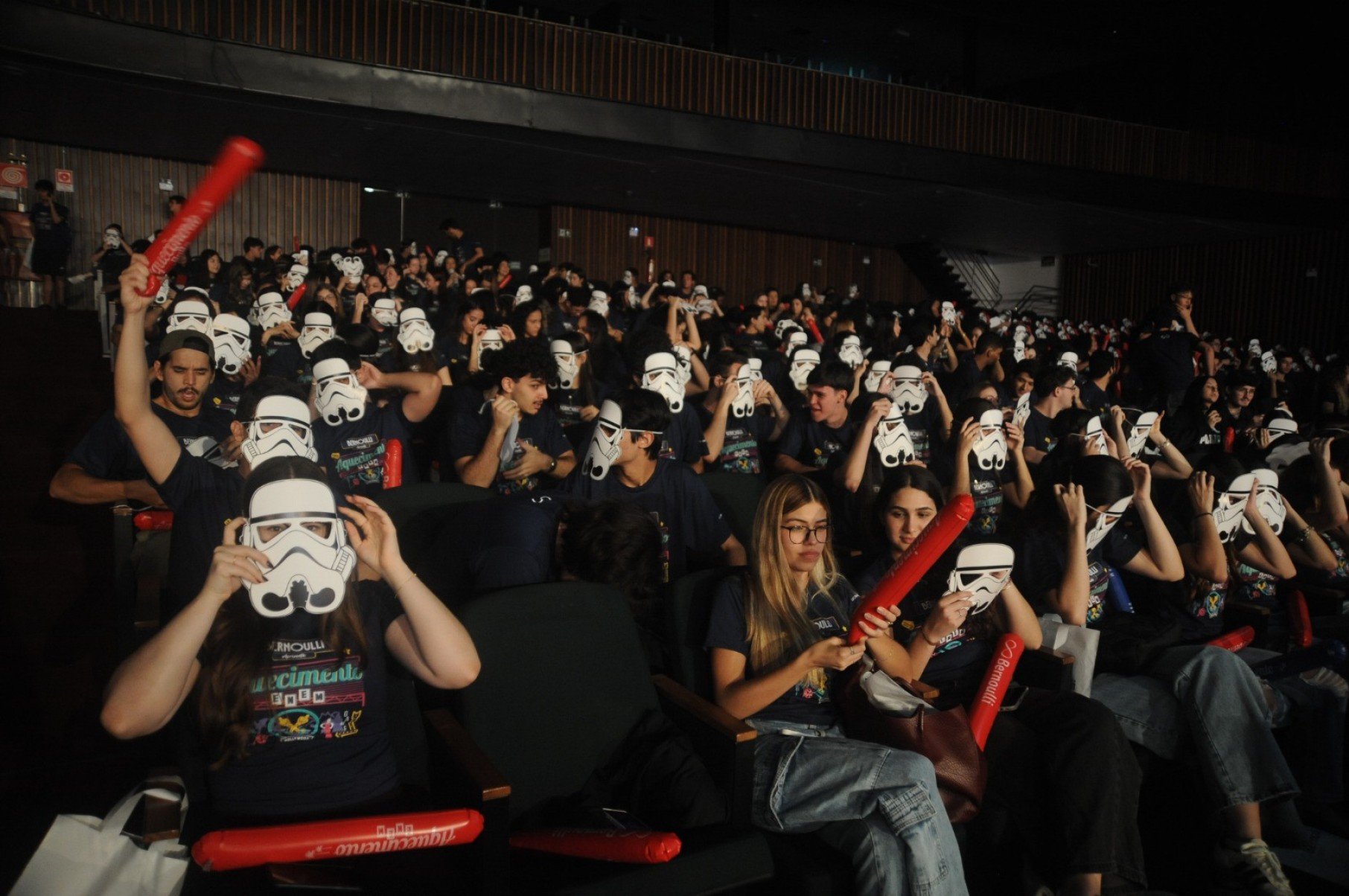 A torcida dos stormtroopers com as mascarás dos famosos soldados de Star Wars 