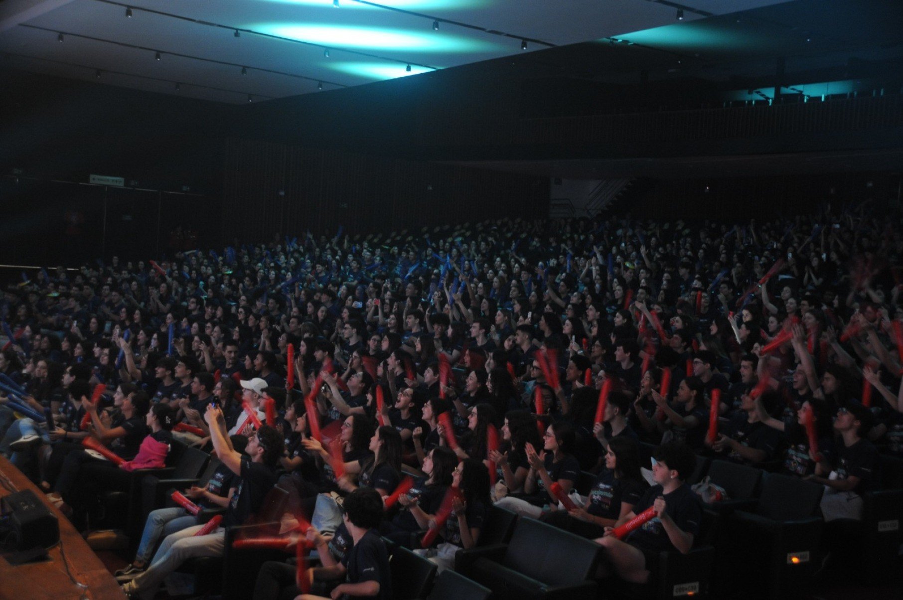 Foram entregues aos alunos um par de bastões de ar para amplificar o som dos torcedores. 
