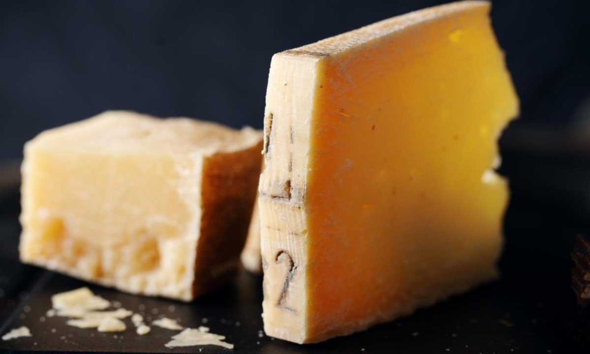 Ácido glutâmico é um aminoácido naturalmente presente em alimentos como tomates maduros, algas, cogumelos secos e queijos curados, como o parmigiano reggiano -  (crédito: valeria_aksakova para Freepik)