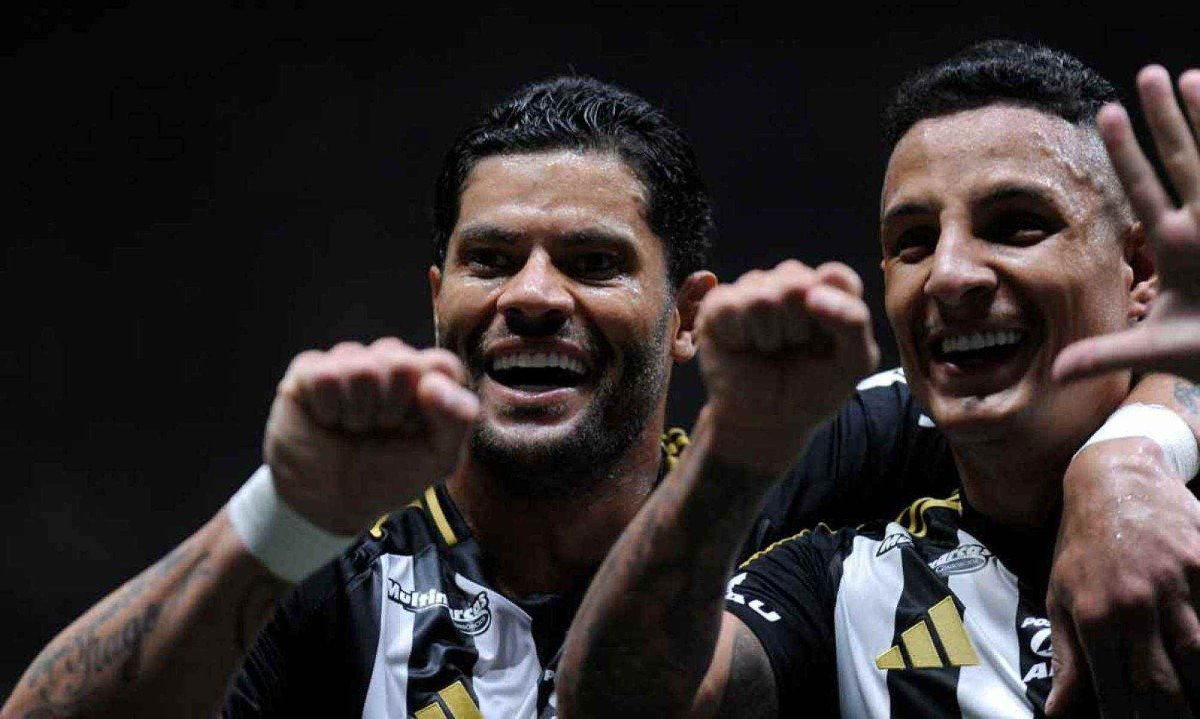 Hulk comemora com Arana o gol 500 do camisa 7 do Galo na goleada por 3 a 0 sobre o Bahia, pelo Brasileiro -  (crédito: Alexandre Guzanshe/EM/D.A. Press)