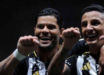 Hulk comemora com Arana o gol 500 do camisa 7 do Galo na goleada por 3 a 0 sobre o Bahia, pelo Brasileiro -  (crédito: Alexandre Guzanshe/EM/D.A. Press)